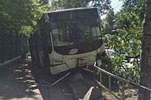 В Саратове мужчина попал под пассажирский автобус