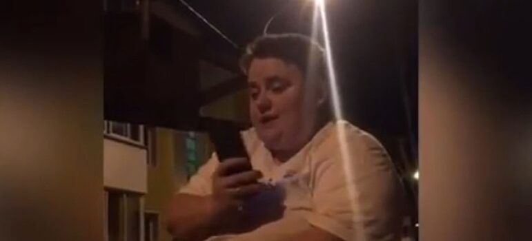 Новый способ борьбы с эвакуатором: залезть на крышу авто и читать лекции