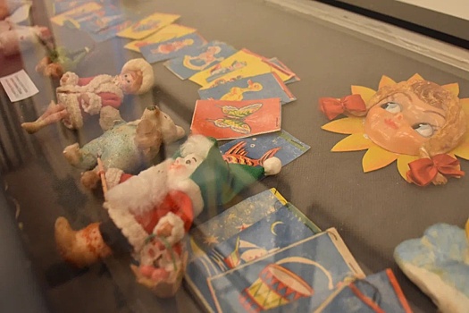 Во дворце под Воронежем выставили редкие новогодние игрушки и открытки