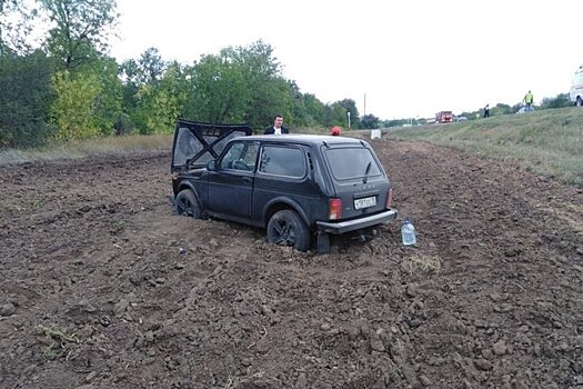 Под Саратовом перевернулся автомобиль с детьми