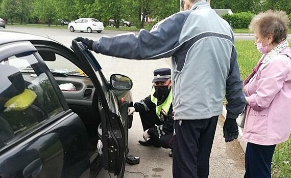 В Татарстане полицейские заменили колесо водителю с ограниченными возможностями