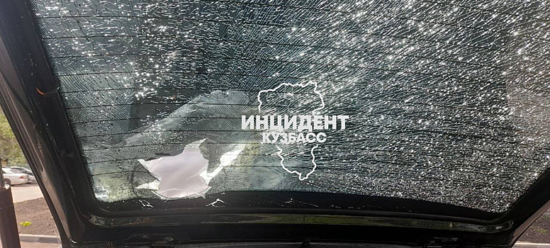 Выкинутые сверху бутылки проломили окно машины в Кемерове