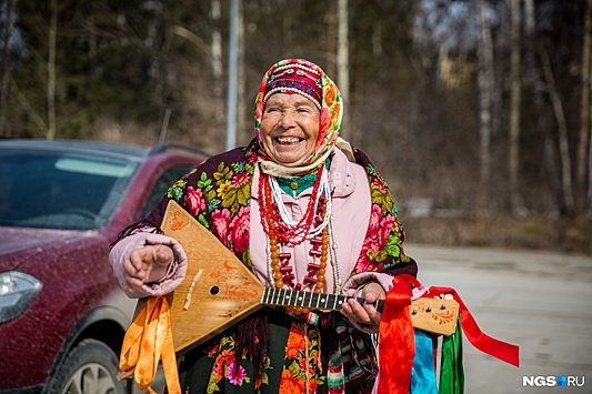 «Я если не пою — соседи беспокоятся»: невероятная история бабушки с балалайкой — символа Академа