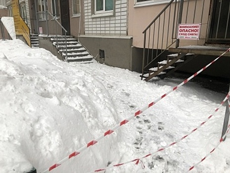 В Жигулевске на девушку упала наледь с крыши
