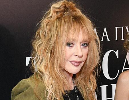 «Кто это?»: поклонники не узнали похорошевшую Пугачеву с нежным пучком волос на голове