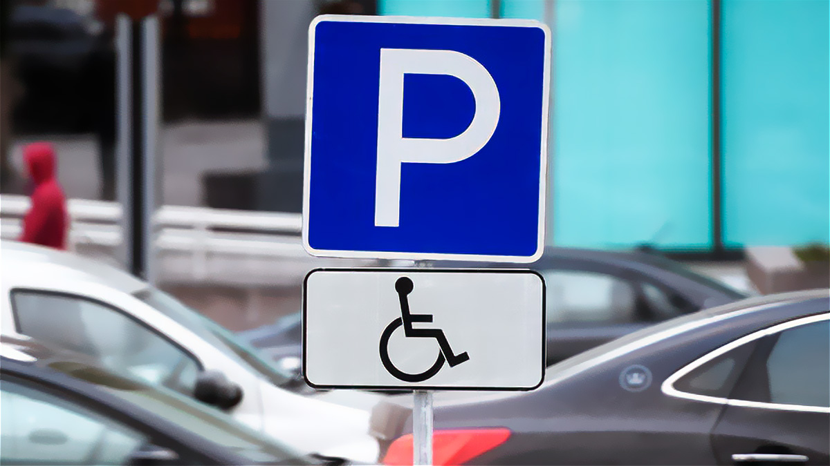 В Москве Mercedes и BMW чаще паркуются на местах для инвалидов
