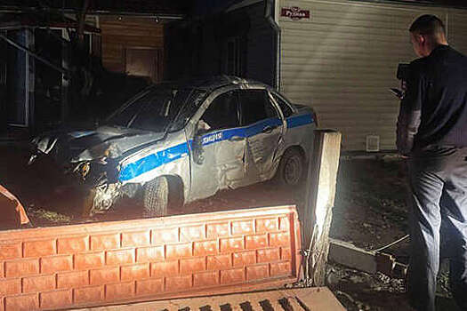 В Хакасии велосипедист вынудил полицейского протаранить забор дома