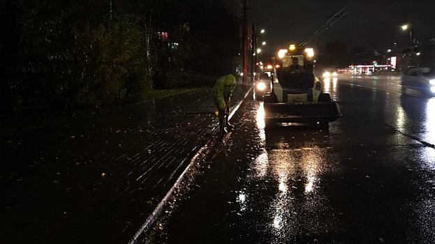 В Кирове затопило тротуары из-за забитых листьями ливневок