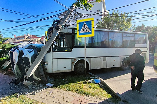 В Анапе четырех человек зажало в салоне автомобиля при ДТП с автобусом