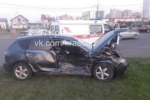 На левобережье Красноярска в ДТП на перекрёстке попали две семьи
