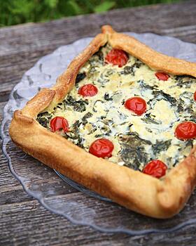 Слоеный пирог со шпинатом, щавелем и брынзой: быстрое летнее удовольствие