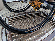 Жительница ХМАО с инвалидностью передала свою коляску луганчанину без ног