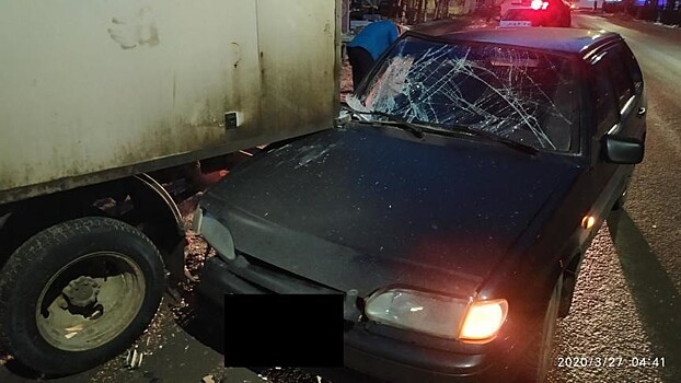 В Кирове водитель «четырнадцатой» врезался в припаркованную «Газель» и травмировал пассажирку легковушки