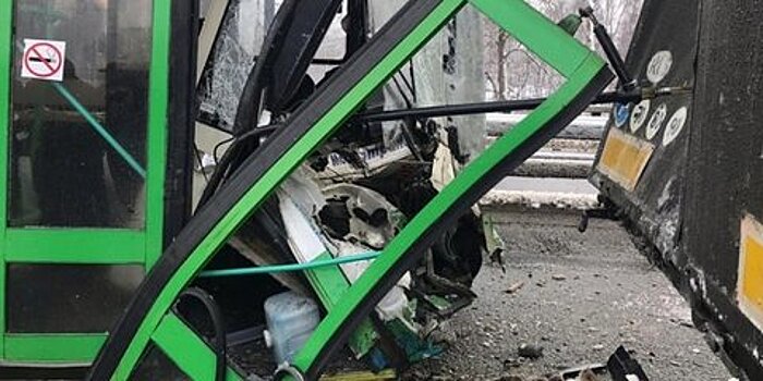 Четыре человека пострадали в аварии с участием автобуса и грузовика на Варшавском шоссе в ТиНАО