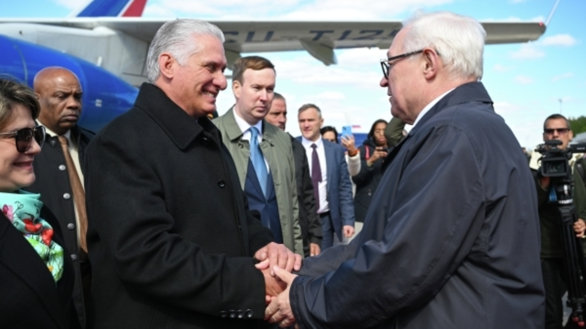 Президент Кубы прилетел в Москву из Петербурга на Парад Победы