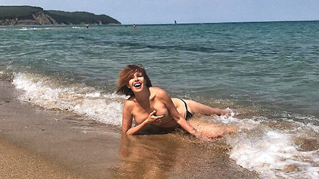 Фото: 51-летняя Наталья Штурм обнажила грудь на море