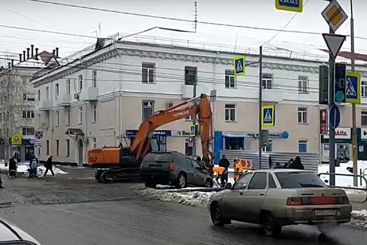 В центре Кургана водитель на внедорожнике провалился в яму