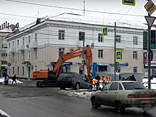В центре Кургана водитель на внедорожнике провалился в яму