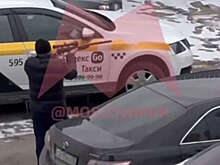 В Москве мужчина с бородой открыл стрельбу из винтовки и попал на видео