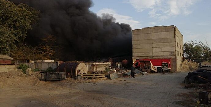 В Батайске ликвидировали пожар в цеху по переработке полиматериалов