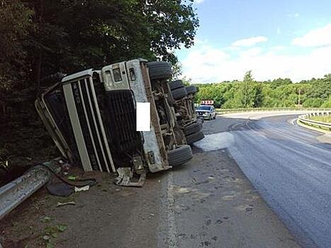 Под Озерками перевернулся грузовик, пострадал водитель (фото, видео)