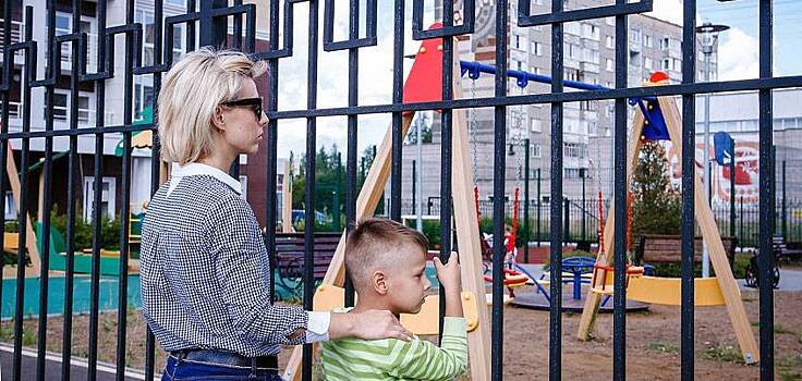 Дети нашего двора: как отремонтировать детскую площадку в Ижевске и можно ли ее огородить забором?