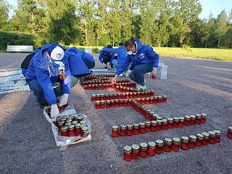 Под Петербургом выложили панно из 10 тысяч свечей в память о войне