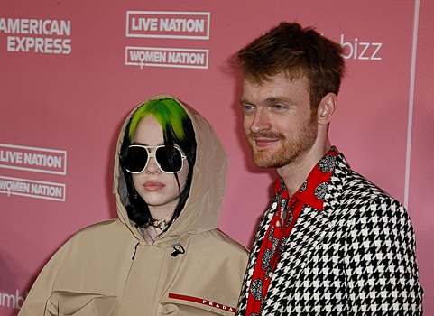 Билли Айлиш тонет в машине вместе с держащим ее за руку братом в новом клипе