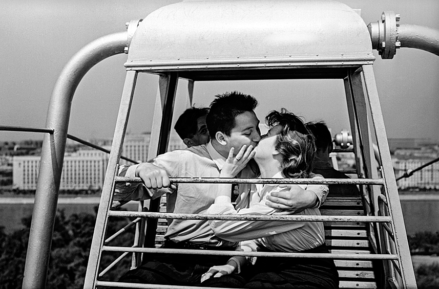 Влюбленные катаются на колесе обозрения в Центральном парке культуры и отдыха им. М.Горького в Москве, 1959 год