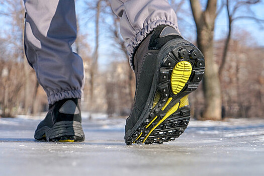 Врач Литвиненко: зимняя обувь не должна быть скользкой или на высоком каблуке