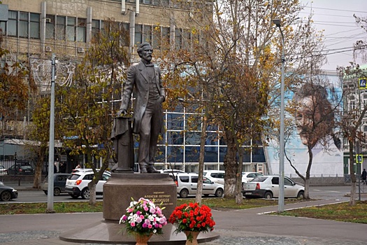 В Саратове открыли памятник Алексею Боголюбову - основателю Радищевского музея