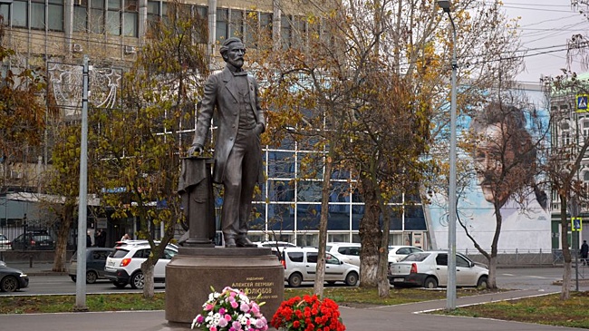 В Саратове открыли памятник Алексею Боголюбову - основателю Радищевского музея