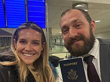 Бортпроводник услышал разговор молодоженов в самолете и спас их медовый месяц