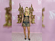 Модель Лила Мосс вышла на публику в прозрачном платье