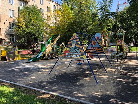 На детской площадке на Фонвизина проводится замена резинового покрытия