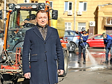 Дворы и фасады зданий очищают специальными моющими составами
