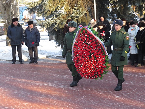 В Курске возложили цветы к памятнику «Скорбящая мать»