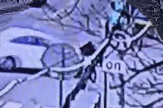 В Калининграде автомобиль наехал на самокатчика в развороте, это попало на видео