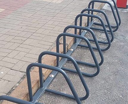 Возле Дома Советов в Курске появилась велостоянка