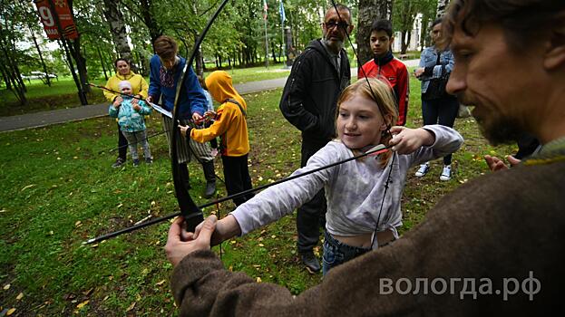 Мастер-классы по стрельбе из лука прошли для опекаемых семей в парке Победы в Вологде