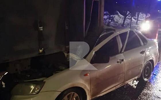 В Песочне пьяный водитель на Lada Granta получил травмы, врезавшись в припаркованную фуру