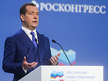 Медведев в Сочи рассказал о позитивных тенденциях в экономике и дал несколько поручений