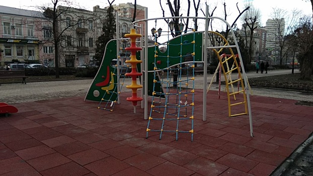 В центре Ростова появилась новая детская площадка