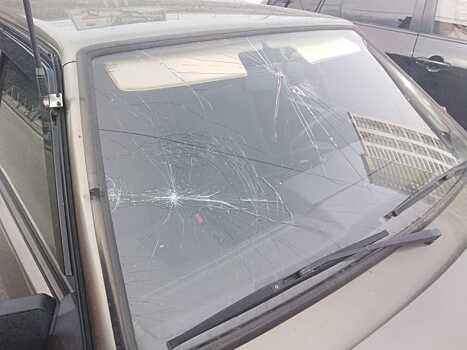 Штанга троллейбуса разбила лобовое стекло автомобилю на Нарымской