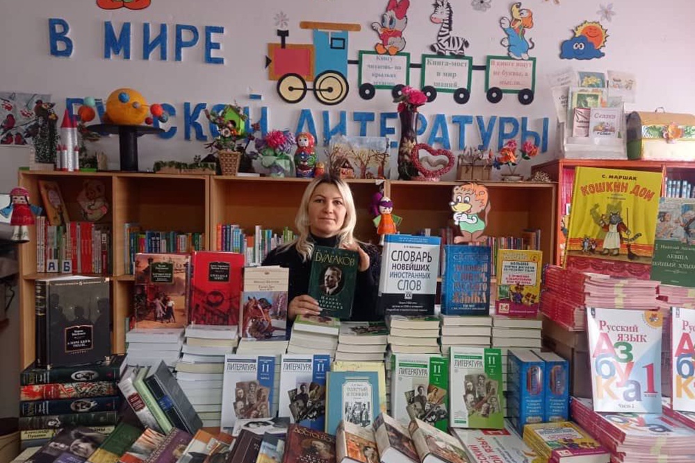 Школьникам высокогорного села в Киргизии подарили книги на русском языке