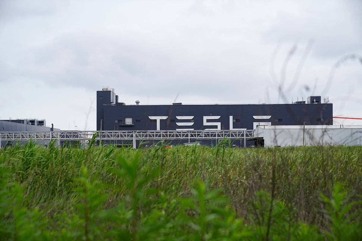 Стала известна причина увольнения Маском отдела быстрой зарядки Tesla