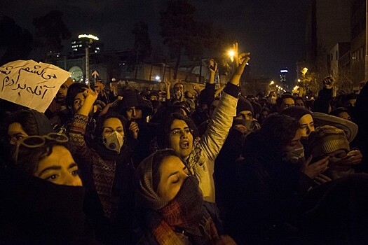 Силовики открыли огонь по протестующим в Тегеране