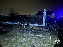 При пожаре в гараже и доме пострадали два человека