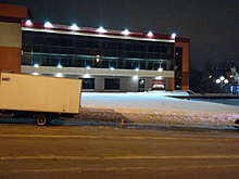 Девушка не смогла разъехаться со стоящим на обочине грузовиком