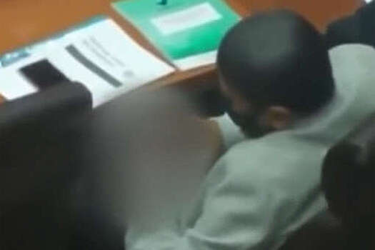 В Индонезии депутата застали за просмотром порно во время заседания